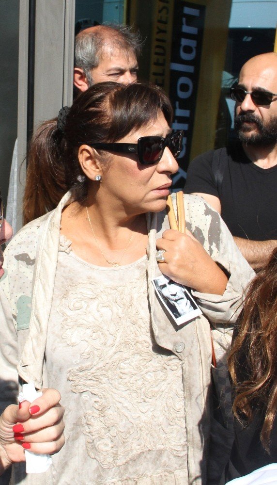 Ünlü oyuncu Melek Baykal hastaneye kaldırıldı