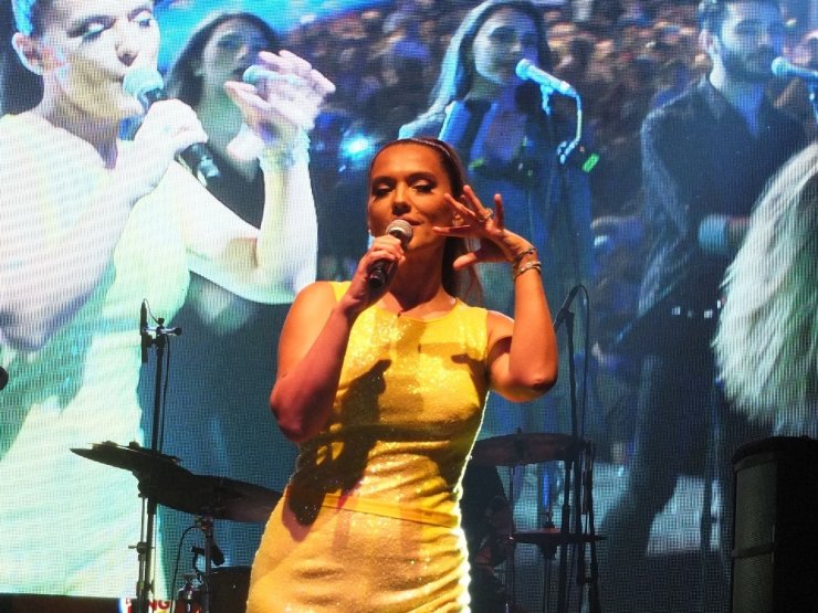 Demet Akalın’a 60 bin kişilik Bandırma morali