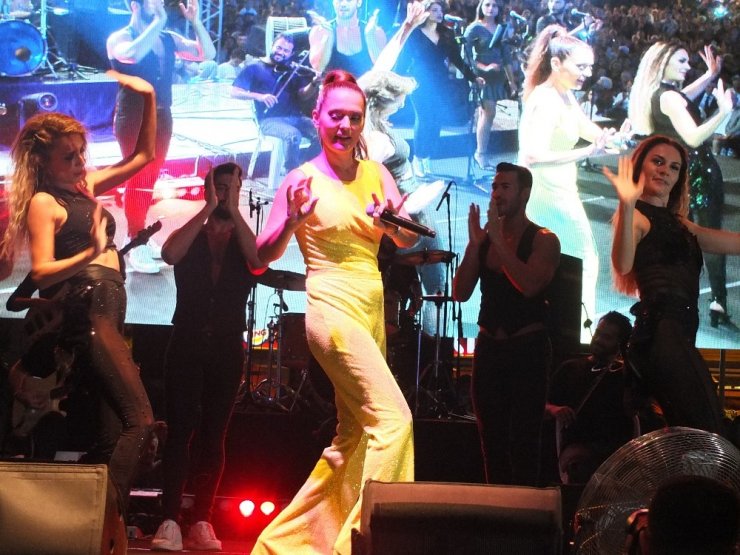 Demet Akalın’a 60 bin kişilik Bandırma morali