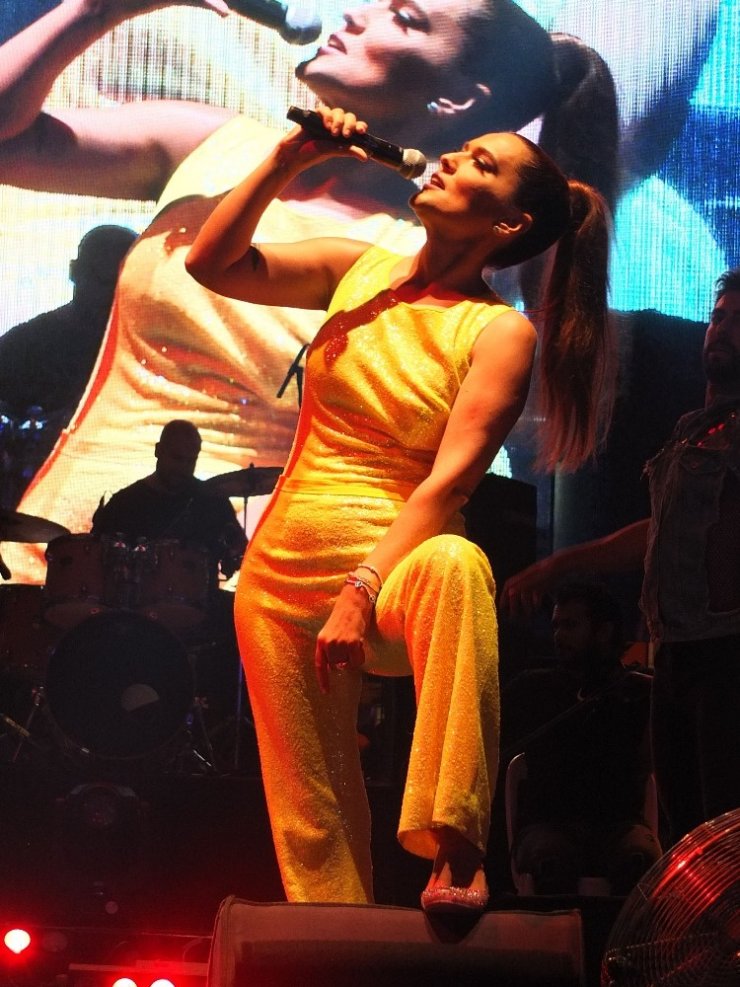 Demet Akalın’a 60 bin kişilik Bandırma morali