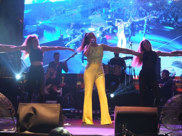 Demet Akalın’a 60 bin kişilik Bandırma morali