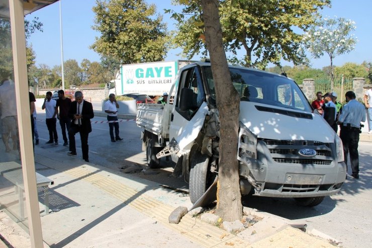 Yalova’da yolcu minibüsü kamyonetle çarpıştı: 8 yaralı