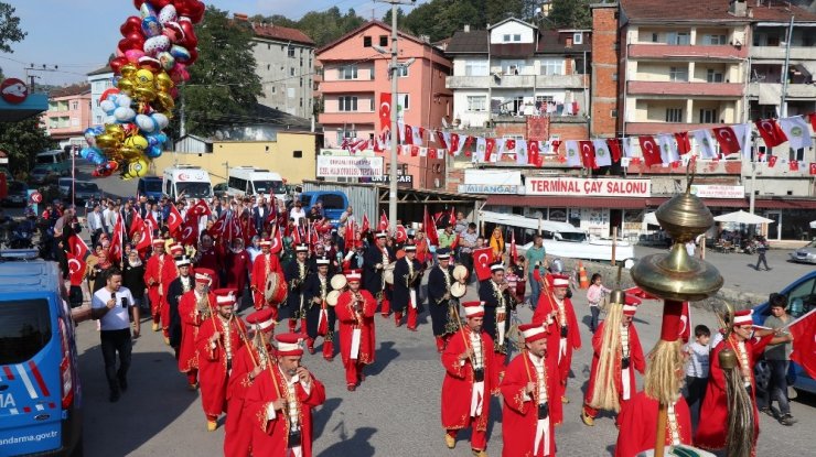 Ramazan Çelik, Ormanlı Fındık Festivali’nde hayranlarını coşturdu