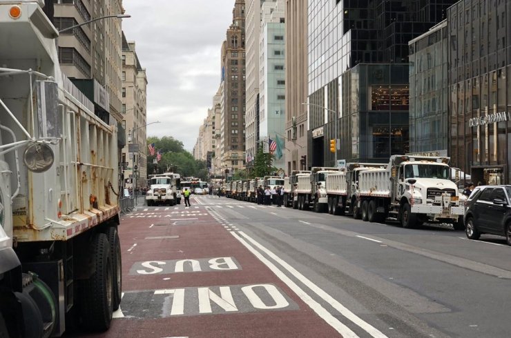 Trump’a New York’ta kum yüklü kamyonlarla koruma