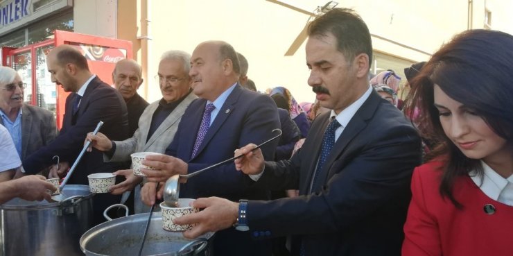 AK Parti teşkilatı Erzincan’da aşure dağıttı