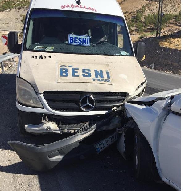 Besni’de minibüs ile otomobil çarpıştı: 4 yaralı