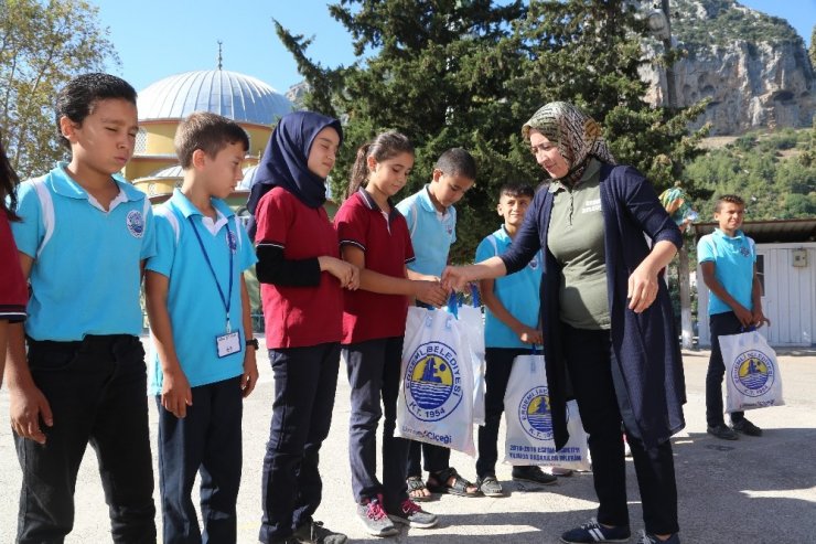 Erdemli Belediyesi’nden öğrencilere kırtasiye yardımı