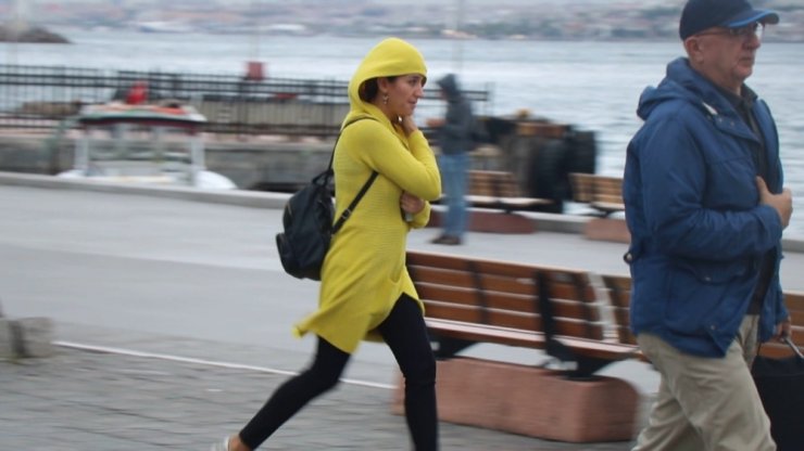 İstanbul’da şiddetli rüzgar vatandaşlara zor anlar yaşattı