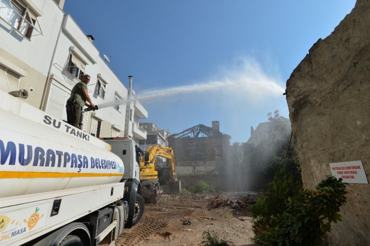 Muratpaşa’da can güvenliğini tehdit eden binalar yıkılıyor