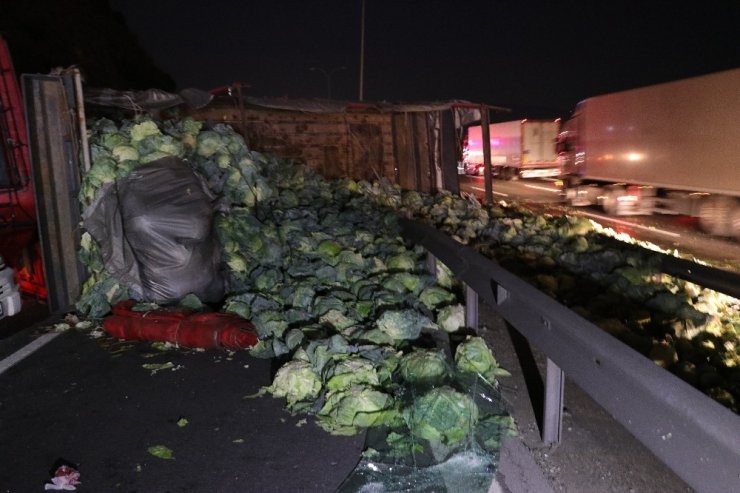TEM’de minibüsle çarpışan lahana yüklü kamyon yan yattı: 1’i ağır 2 yaralı