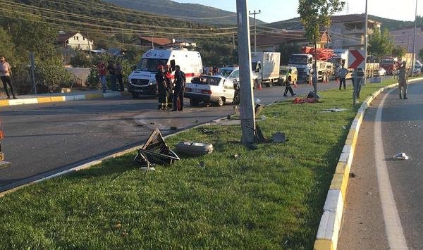 Otomobil direğe çarptı: 1 ölü, 2'si çocuk 4 yaralı
