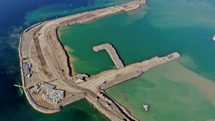 Rize-Artvin Havalimanı inşaatında 1 yılda yaklaşık 30 milyon tonluk deniz dolgusu yapıldı