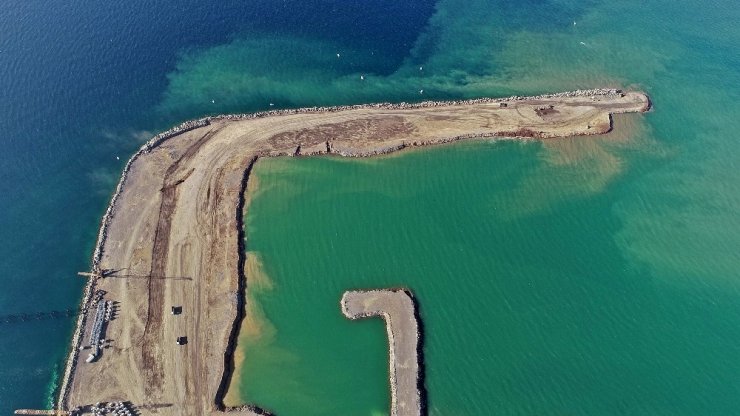 Rize-Artvin Havalimanı inşaatında 1 yılda yaklaşık 30 milyon tonluk deniz dolgusu yapıldı