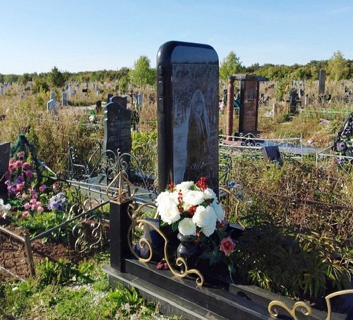 Rusya’da iPhone şeklinde mezar taşı