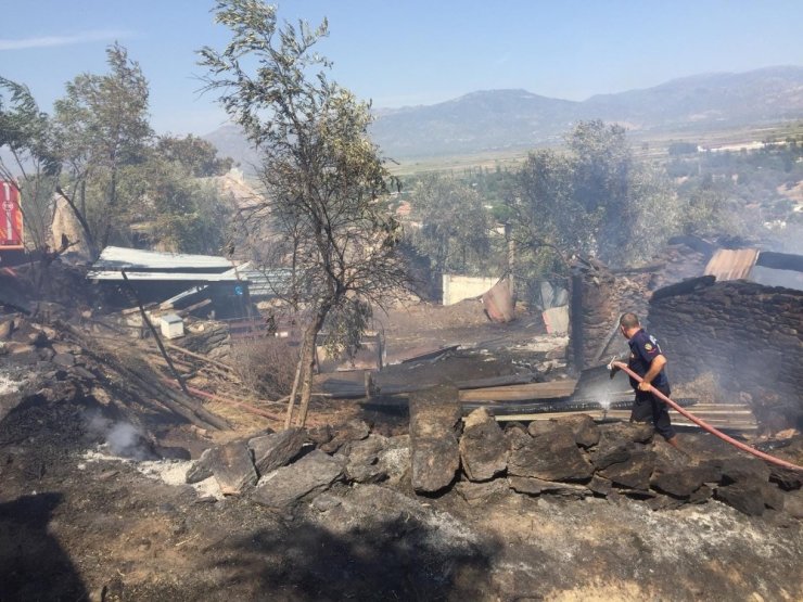 Yenipazar’daki yangın evlere sıçramadan söndürüldü