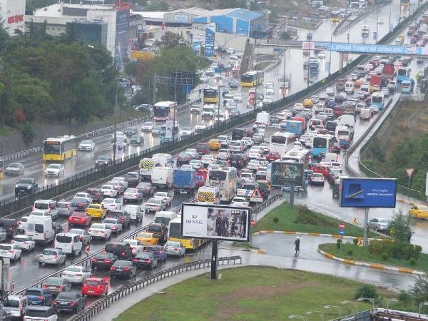 İstanbul'da yağmur hayatı olumsuz etkiledi