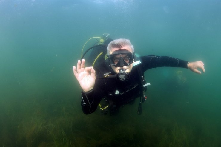 Belediye başkanı Körfez sularındaki yaşamı incelemek için dalış yaptı