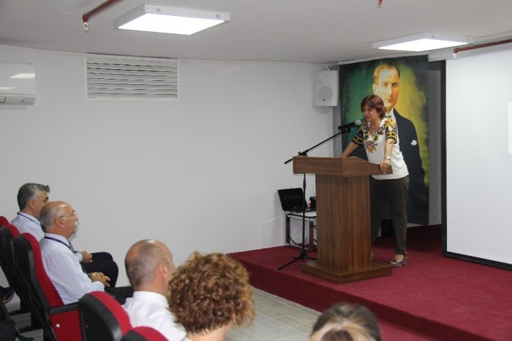 Mersin’de Nesibe Aydın’ın verdiği konferansa yoğun ilgi