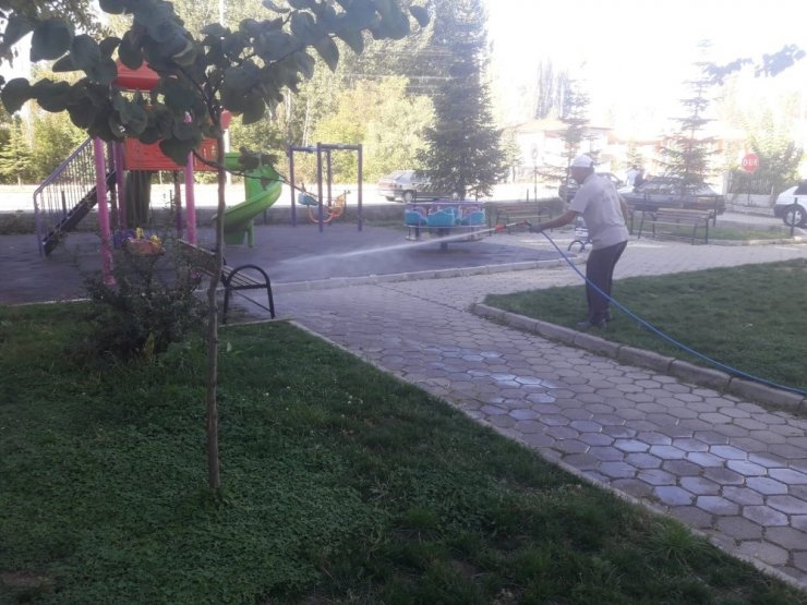 Simav’da park ve bahçeler ilaçlanıyor
