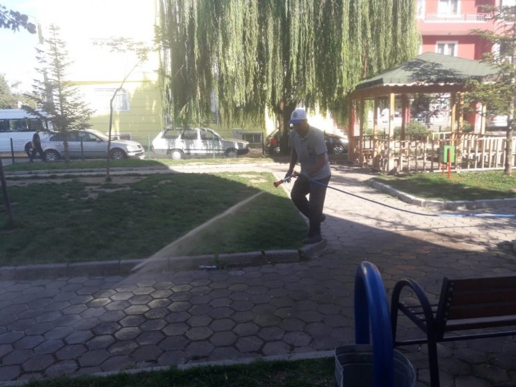 Simav’da park ve bahçeler ilaçlanıyor