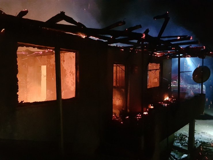 Erbaa’da 2 katlı evde çıkan yangın korkuttu