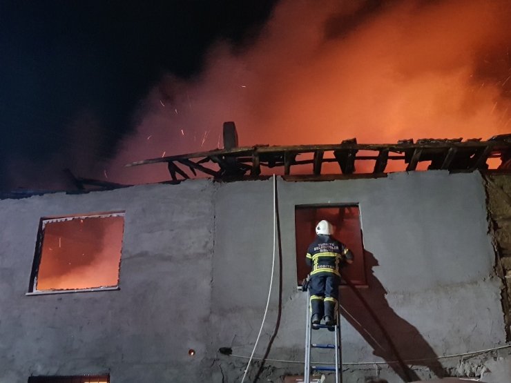 Erbaa’da 2 katlı evde çıkan yangın korkuttu