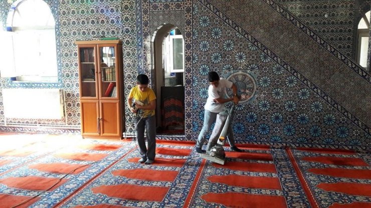 Suriyeli gençler Ümraniye’de bulunan camileri temizledi