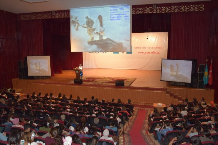 Fizik Profesörü Dr. Demirköz, Ahmet Yesevi Üniversitesinde konferans verdi