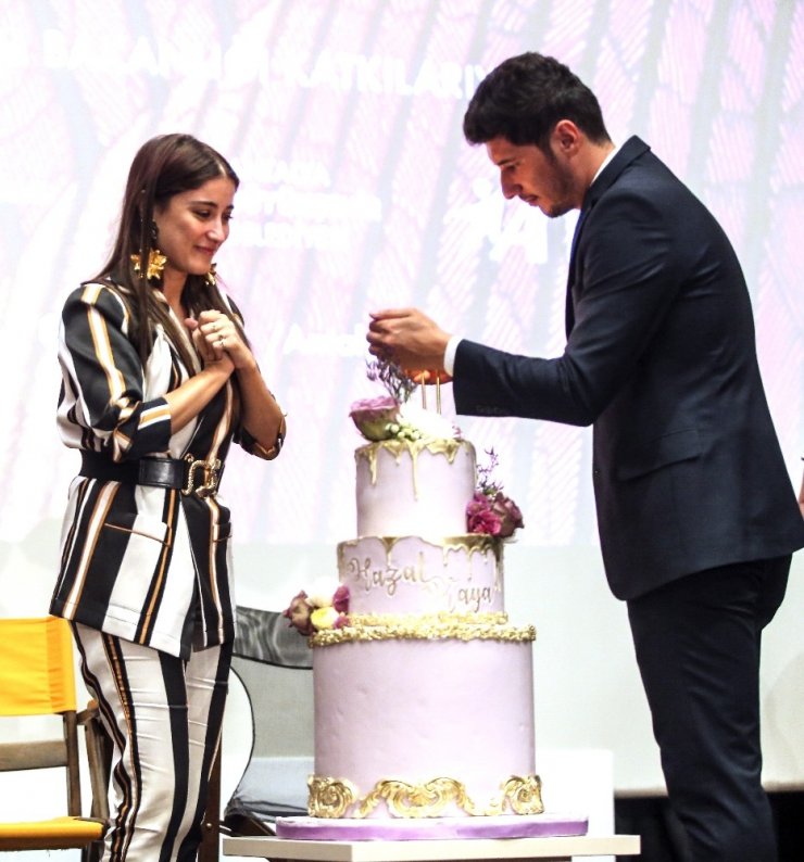 Oyuncu Hazal Kaya’ya sürpriz doğum günü pastası