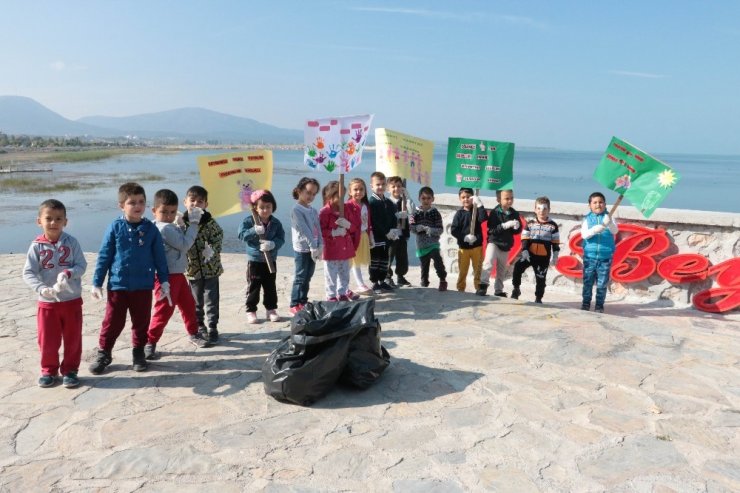 Beyşehir Gölü kıyısında anaokulu öğrencilerinden çevre temizliği