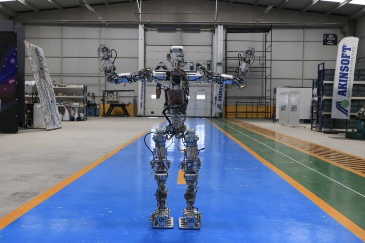 İnsansı robot Akıncı-4 üstün yetenekleriyle dikkat çekiyor