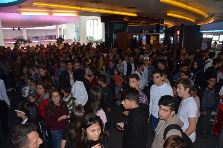 "Yol Arkadaşım 2" galası Bursa’da izdihama neden oldu