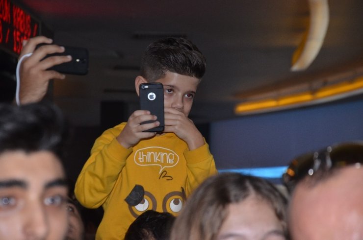 "Yol Arkadaşım 2" galası Bursa’da izdihama neden oldu