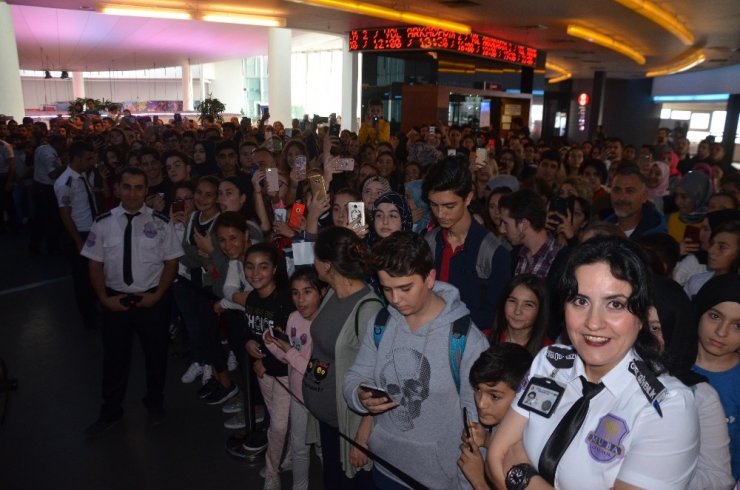 "Yol Arkadaşım 2" galası Bursa’da izdihama neden oldu