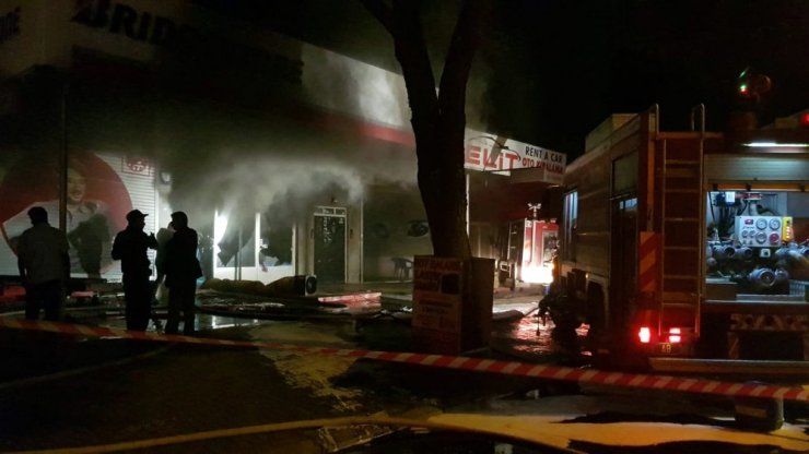 Nazilli’de lastik satış mağazasında korkutan yangın