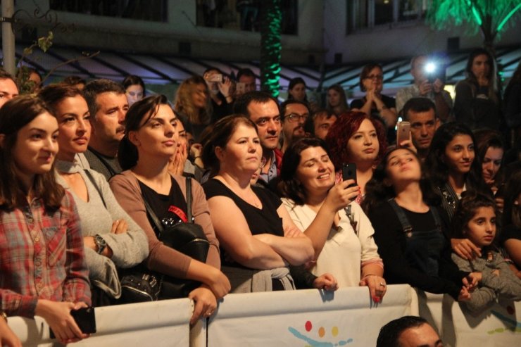 Forum Bornova Ayşegül Aldinç ile coştu