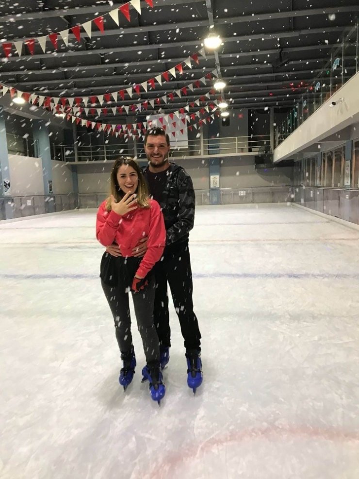Antalya’da buz üstünde evlilik teklifi