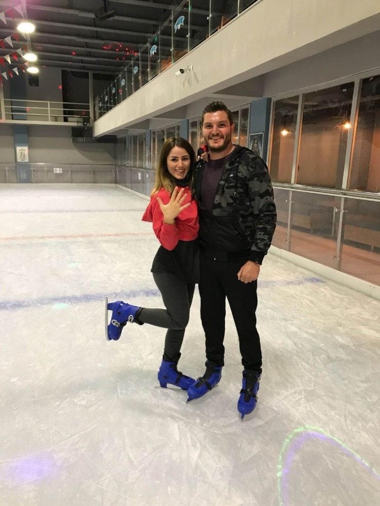 Antalya’da buz üstünde evlilik teklifi