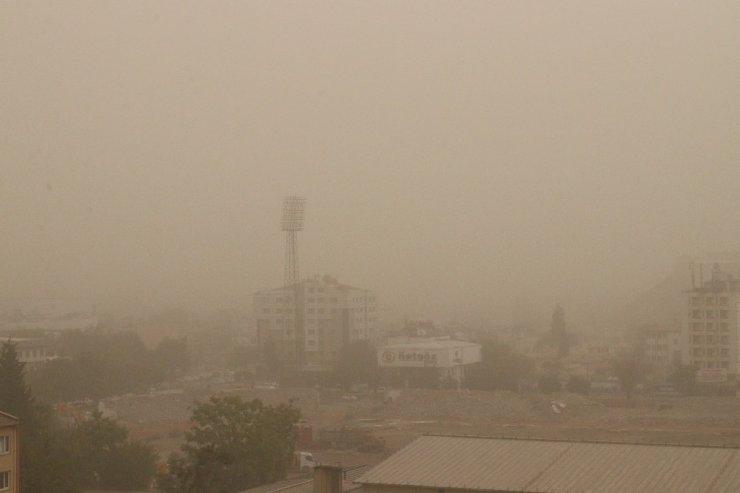 Gaziantep’te toz nedeniyle göz gözü görmüyor