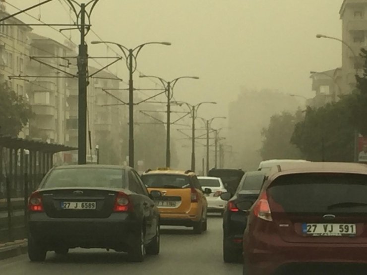 Gaziantep’te toz nedeniyle göz gözü görmüyor