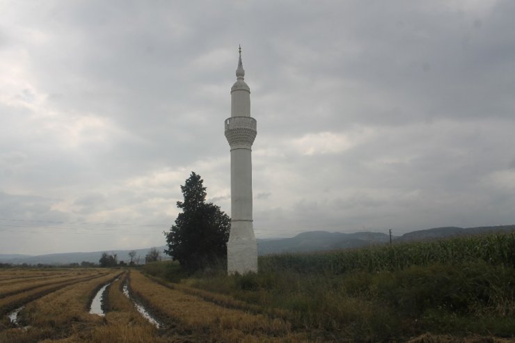 Camisiz minare ilgi çekiyor