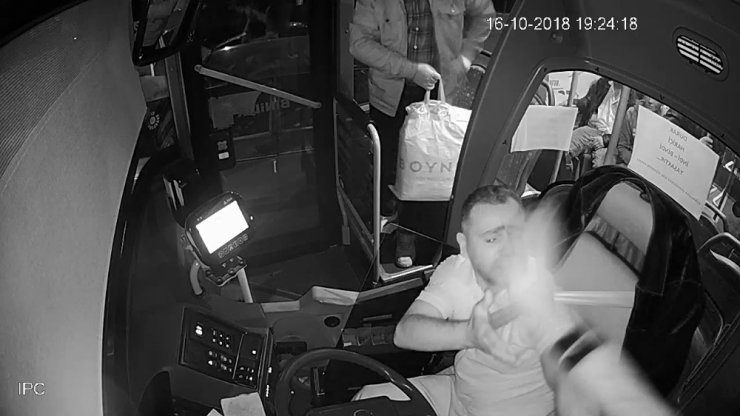 Afyonkarahisar’da halk otobüsü şoförüne saldırı kameralara yansıdı
