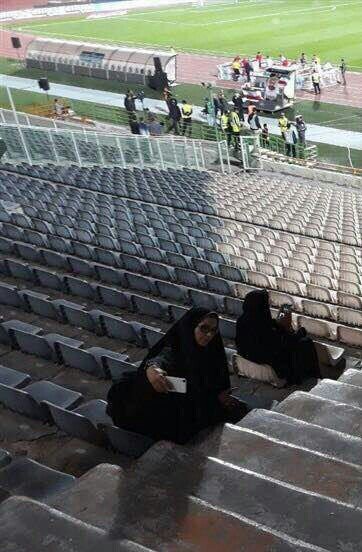 İranlı kadınların stadyumda maç heyecanı