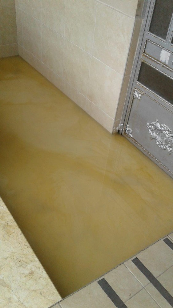 Burhaniye’de apartmanı kanalizasyon suları bastı
