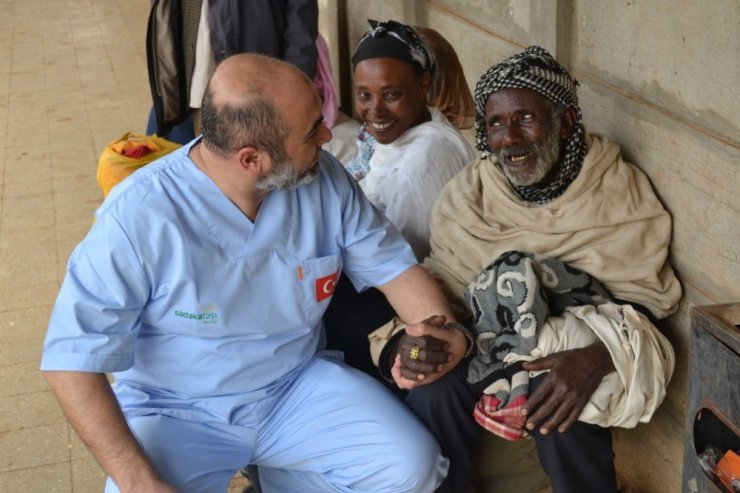 Sadakataşı Derneğinde Etiyopya’da katarakt ameliyatı