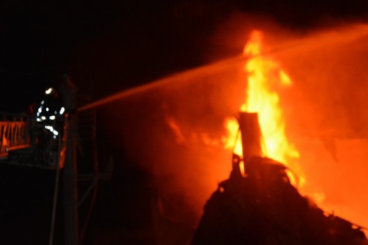 Bursa’daki fabrika yangınına 50 itfaiye aracı ile 150 itfaiyeci müdahale ediyor