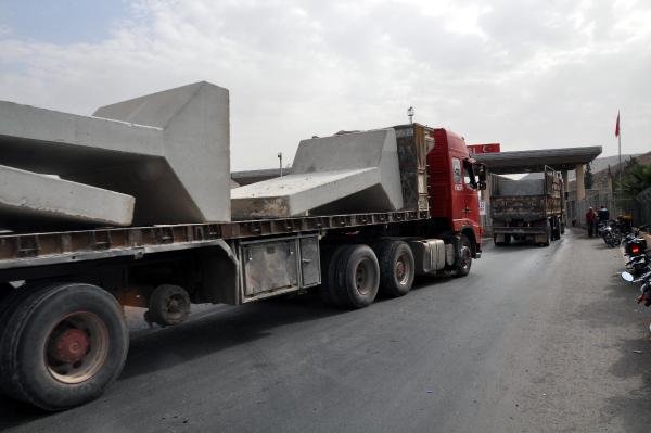 İdlib’teki TSK’nın gözlem noktalarına beton blok sevkiyatı