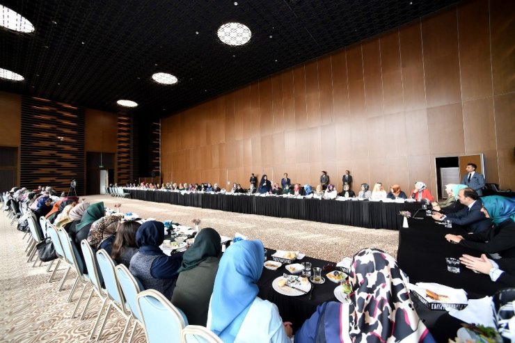 Başkan Altay, Şehir İstişarelerinde AK Parti Kadın Kolları ile buluştu