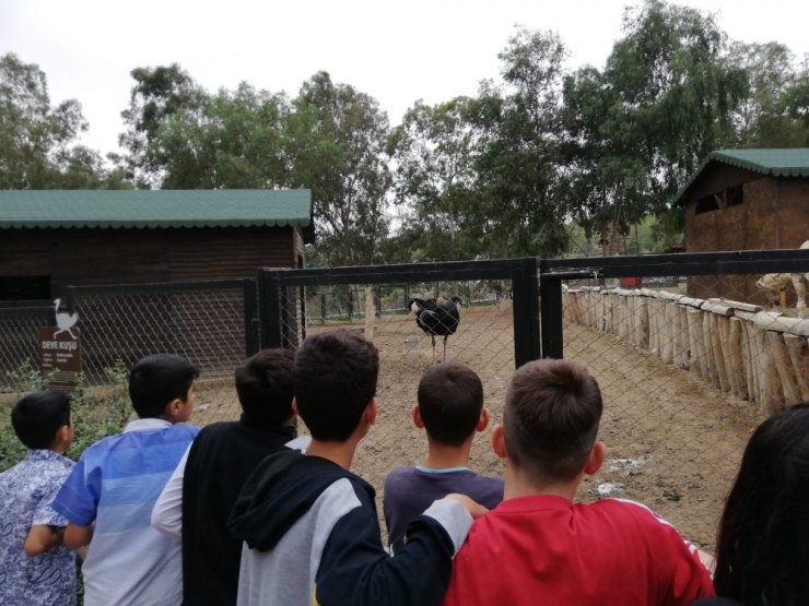 Çocuklar Tarsus’ta hayvanat bahçesini gezdi