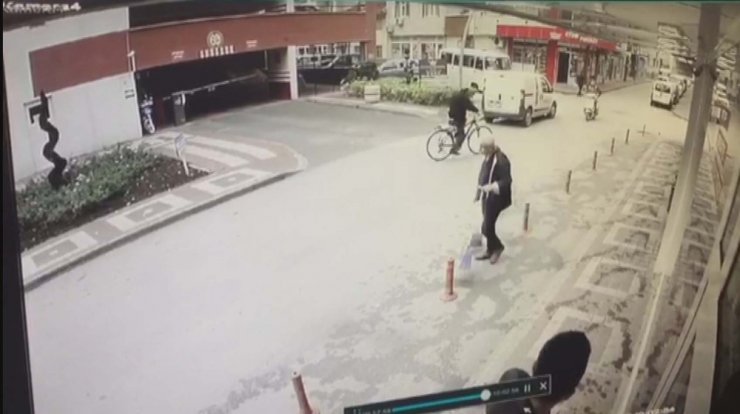 Bisikletle motosikletin çarpıştığı kaza kamerada